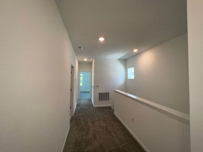 Building Photo - Nearly New 4 bedroom 2.5 bath St. Cloud ho...