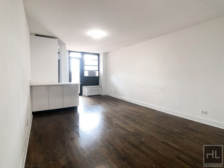 Primary Photo - EAST 35 STREET