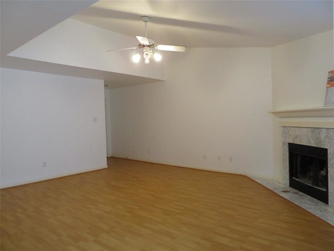 Building Photo - 9707 Richmond Ave