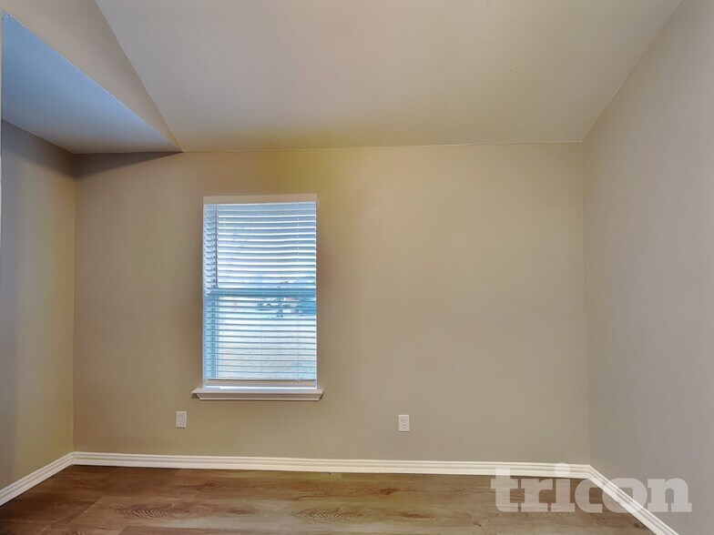 Building Photo - 709 W Park Dr