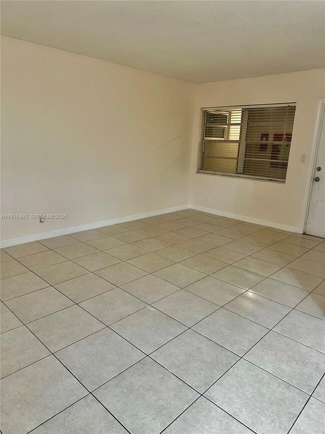 Building Photo - 1855 Plunkett St