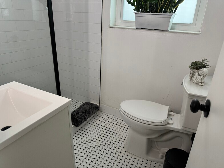 Building Photo - 1906 Rodman St