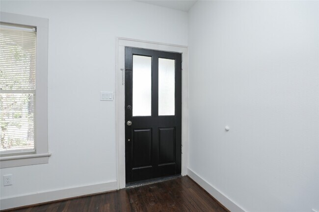 Building Photo - 1244 W 21st St