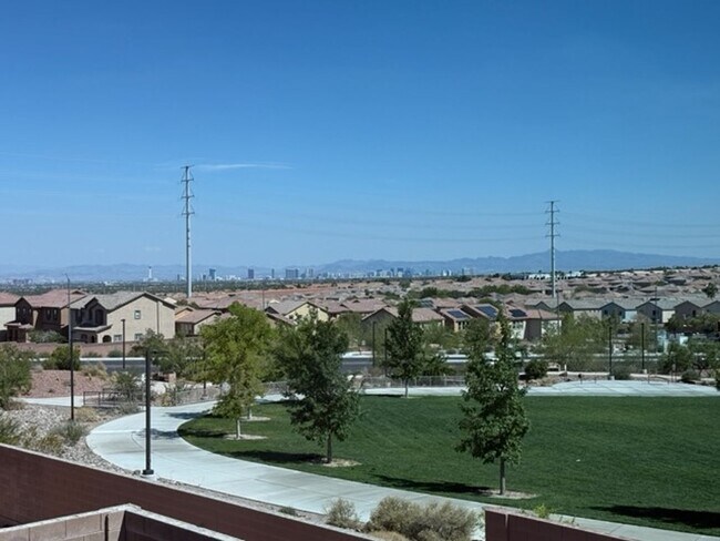 Building Photo - Spacious 4-Bedroom Home with Loft, Views &...