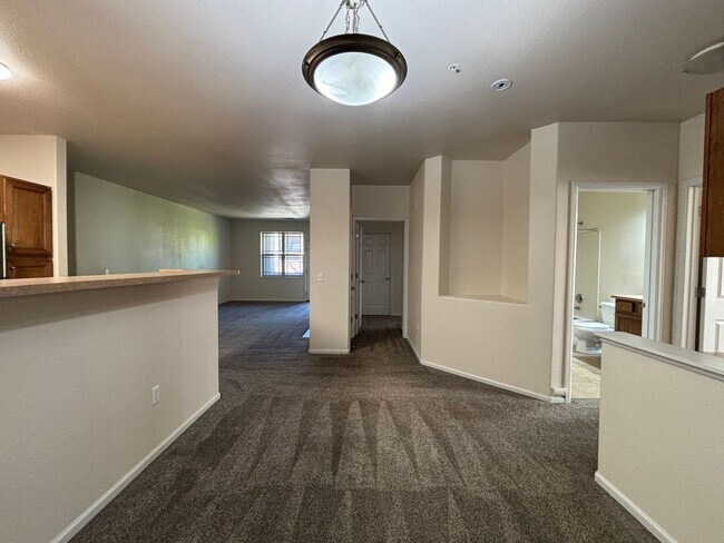 Building Photo - Large 3 bedroom condo with 2 bathrooms!