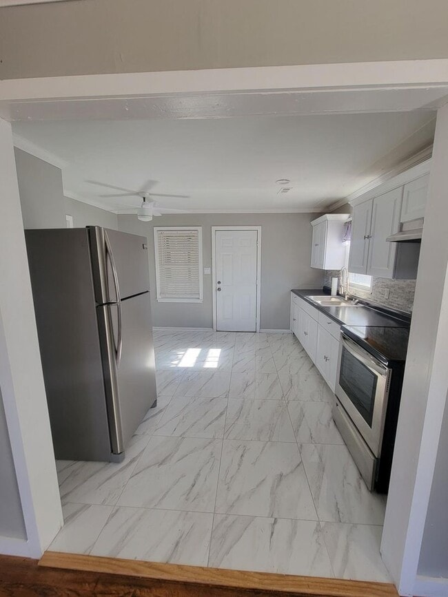 Building Photo - MOVE IN SPECIAL-$300 OFF FIRST MONTH'S RENT