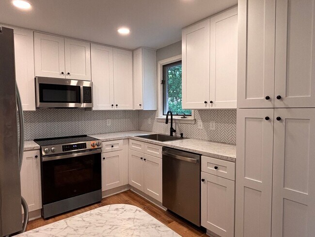 Building Photo - Remodeled 3BR in Guilford Hills