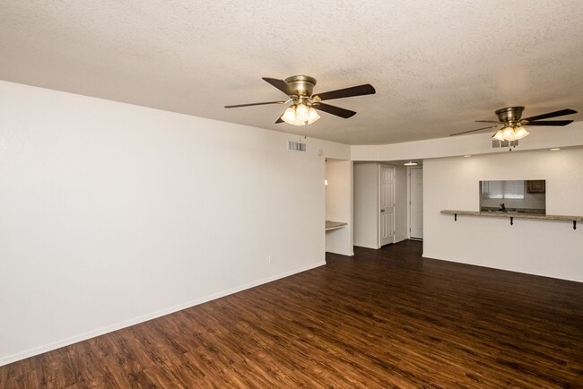 Building Photo - 2 Bedroom/2Bath - Downtown Condo