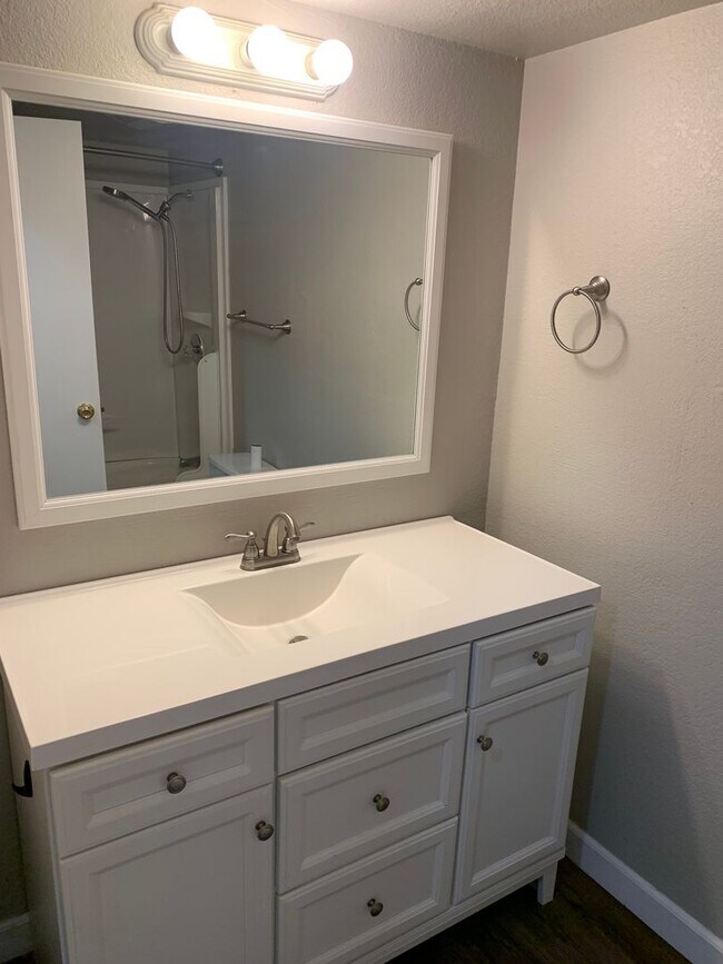 Building Photo - Spacious 4-Bedroom Home in Berkeley – Grea...