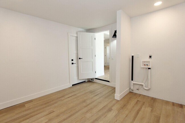 Building Photo - Charming Single-Level Home