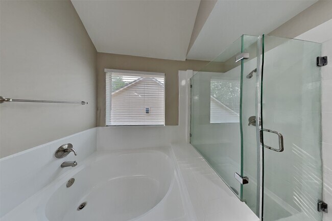 Building Photo - 16834 Scenic Gardens Dr