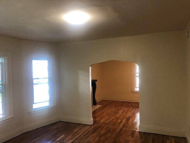 Building Photo - Second Floor 3 Bedroom Flat Available Augu...