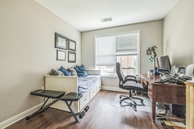 Building Photo - Beautiful 2 Bedroom, 2 Bath Condo In The H...