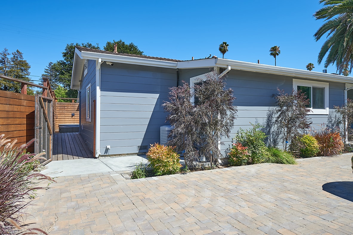 Front - 944 Bruno St