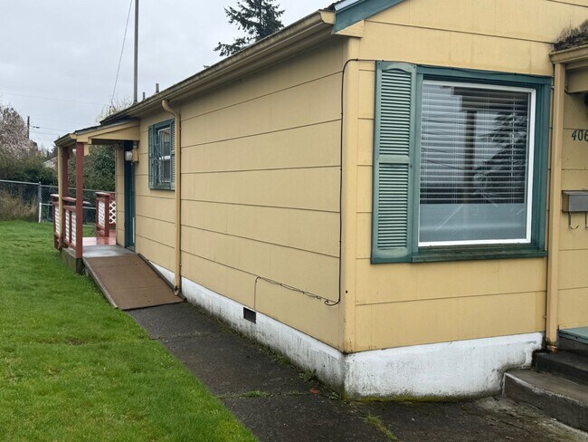 Building Photo - Darling 1 Bedroom