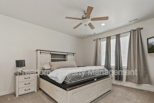 Building Photo - 6218 W los Flores Dr