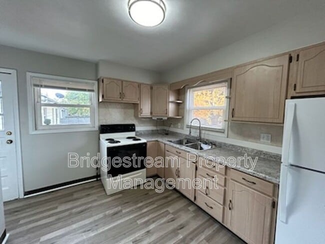 Building Photo - 3748 St James Ave