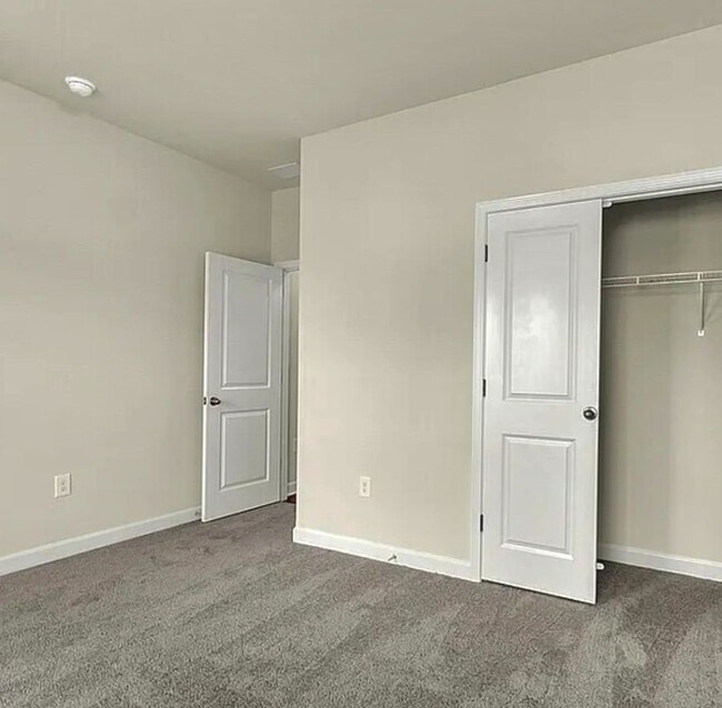 Building Photo - Four bedroom two bath home in Trieste at B...