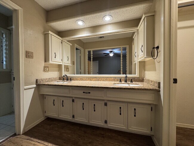 Building Photo - "Spacious 3-Bedroom with 2 Full Baths in P...