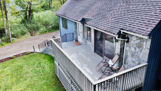 Building Photo - 421 E Hyerdale Dr