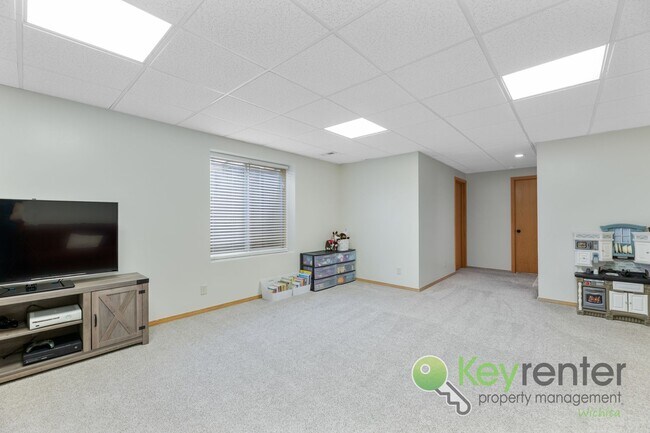 Building Photo - 5 Bedroom 3 Bathroom | Glen Hills - Derby, KS