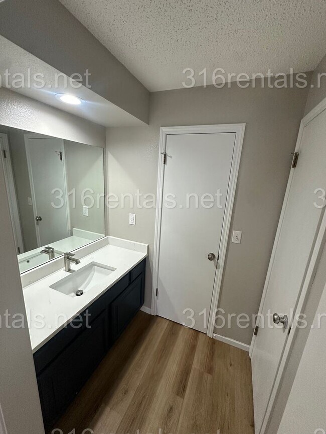 Building Photo - $925- 2 bedroom 1 bath - Apartment located in Riverside