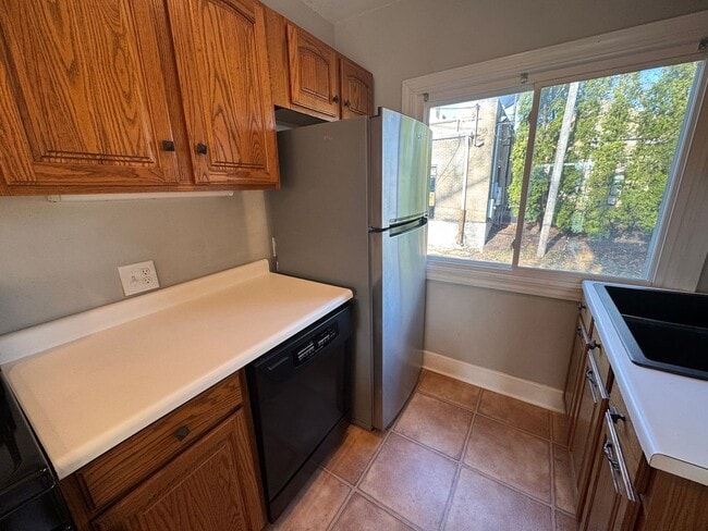 Building Photo - 3 bedroom 1 bath home with a sunroom in Davenport