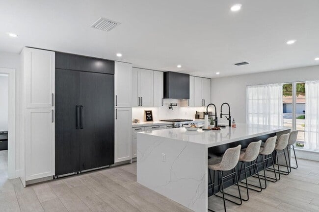 Building Photo - 4193 Hyacinth Cir N