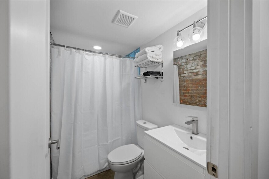 Building Photo - 2 Hust Alley