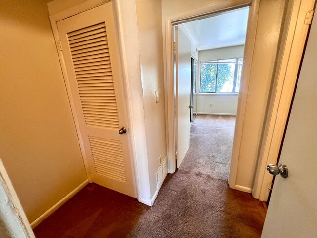 Building Photo - Fox Chapel  - 2 Bedroom 1.5 Bathroom - Townhome