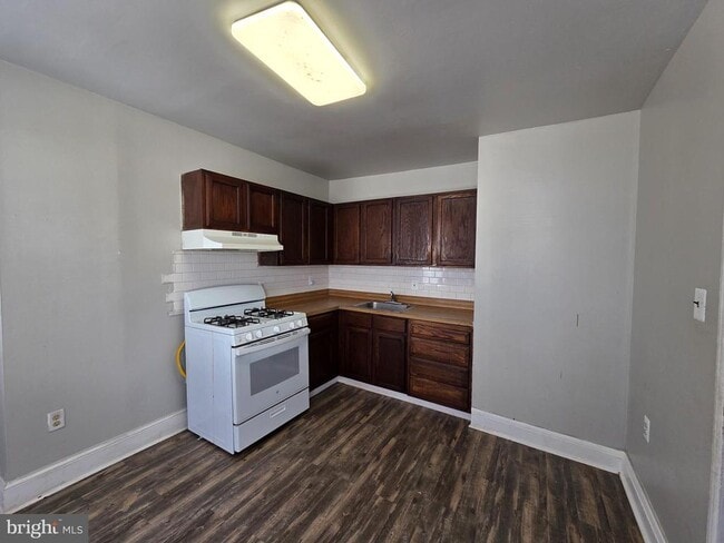 Building Photo - 604 W 20th St