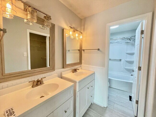 Building Photo - 3-Bed, 3-Bath Townhouse In Lands End