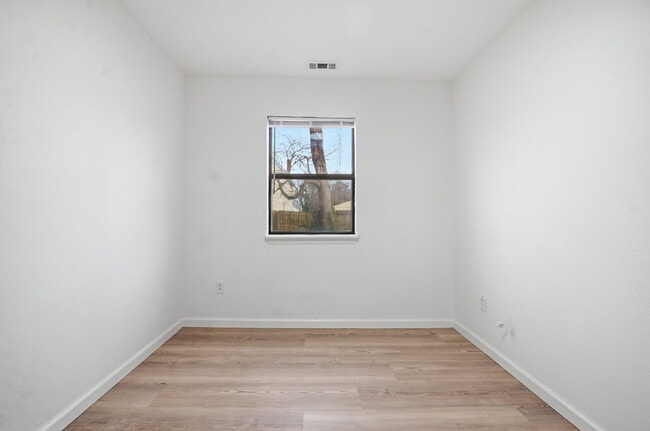 Building Photo - FULLY REMODELED 2 BED, 1.5 BATH BUNGALOW IN NORFOLK FOR RENT!
