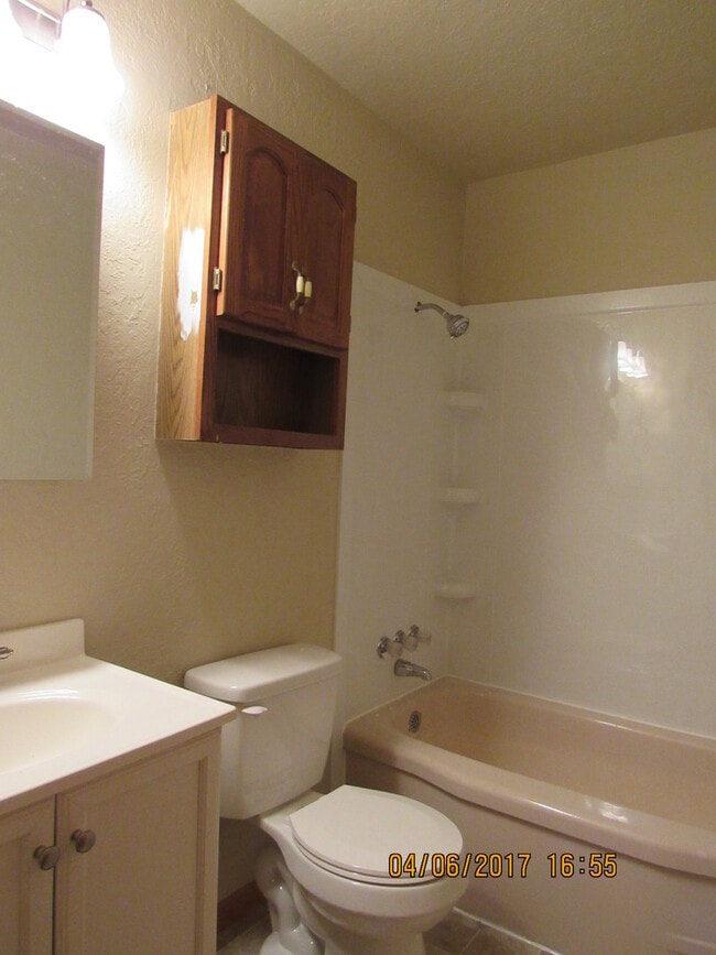 Building Photo - Pet Friendly Home!