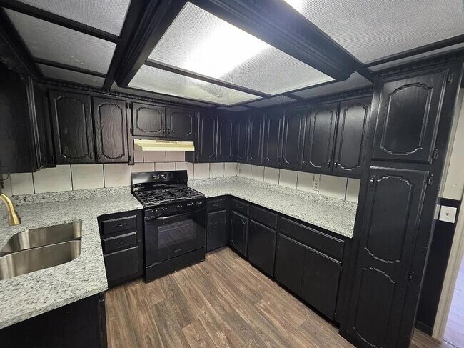 Building Photo - 10311 Bellview Dr