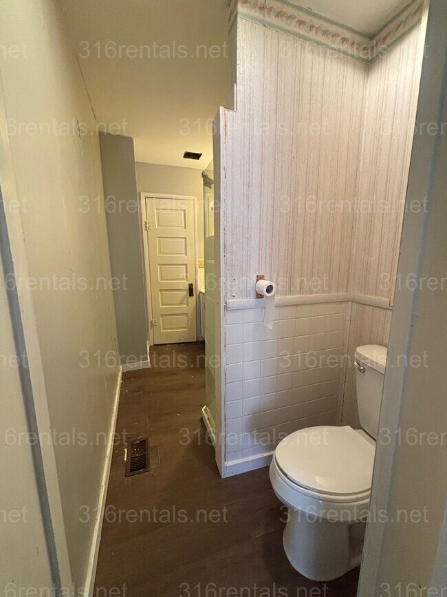 Building Photo - Three bedroom one bath freshly painted house available NOW!