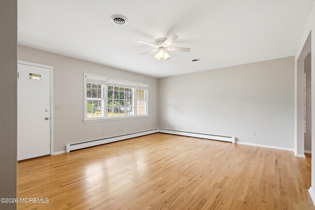 Building Photo - 943 Edgebrook Dr N