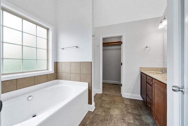 Building Photo - 3 Bedroom 2 Full Bath Home For Rent!