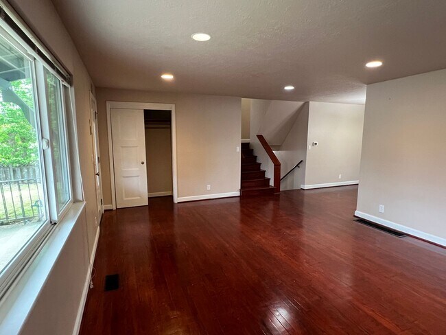 Building Photo - 4 Bedroom Milwaukie Home