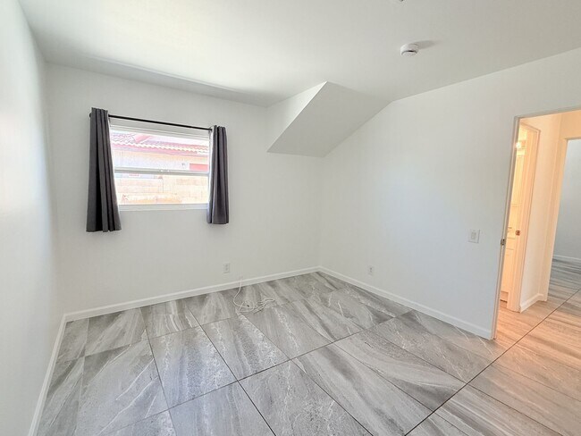 Building Photo - AVAILABLE NOW!!! 2 Bedroom / 1 Bathroom Ap...