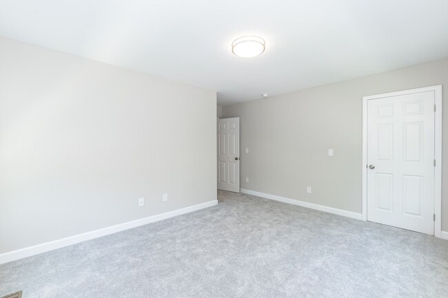 Building Photo - LIKE NEW THREE BEDROOM HOME!