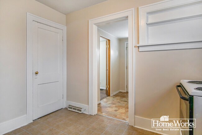 Building Photo - Adorable 2 Bed, 1.5 Bath with Covered Porch and Mudroom