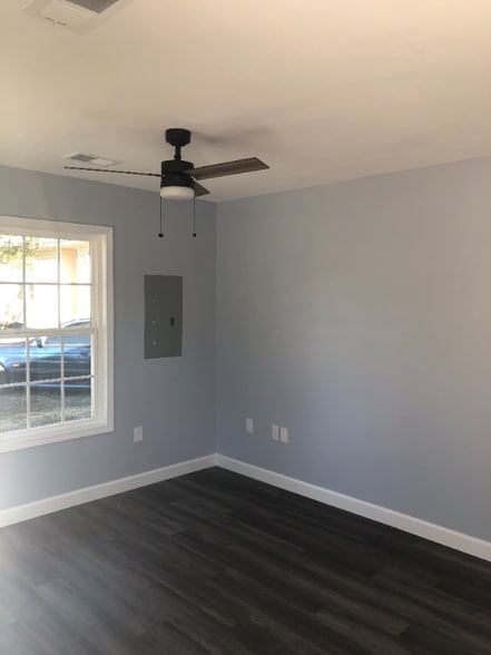 Building Photo - 610 Lesia Ln