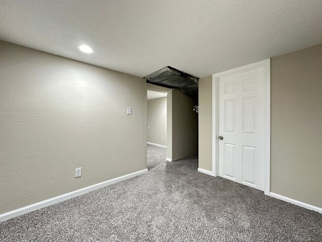 Building Photo - 3 Bedroom 1.5 Bathroom Finished Basement 2...