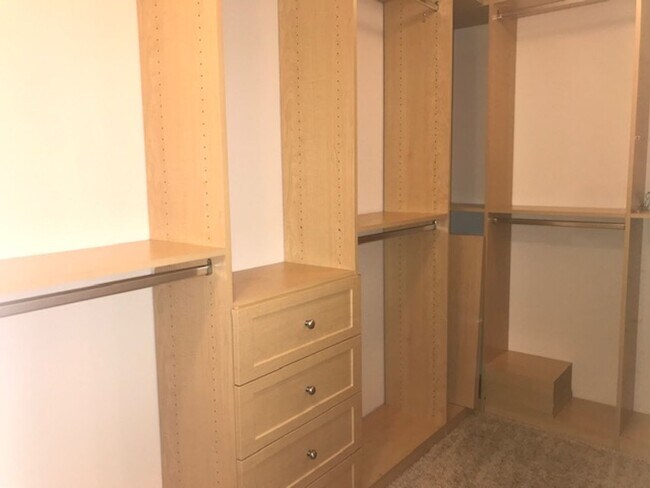 Building Photo - 2BR + 2 1/2BA CONDO AVAILABLE NOW IN BURBANK!