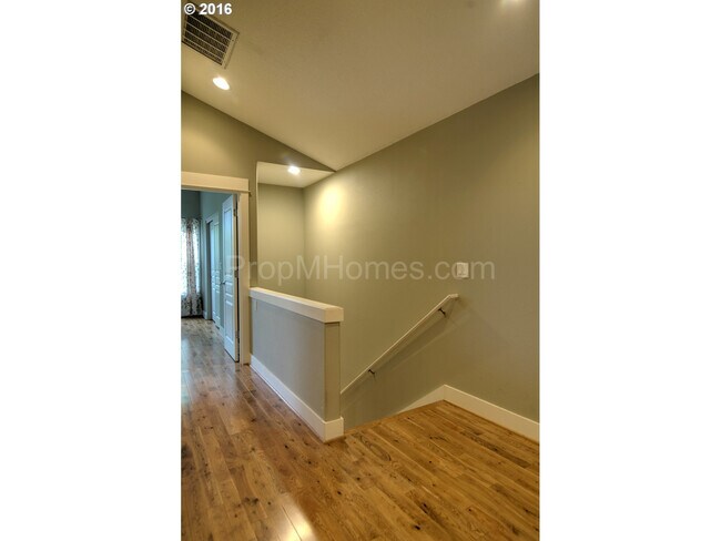 Building Photo - 9325 SW Jasper Dr