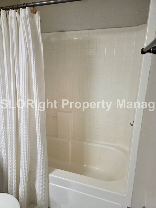 Building Photo - AVAILABLE NOW - Beautiful 4Bed, 2Bath Paso Robles Home