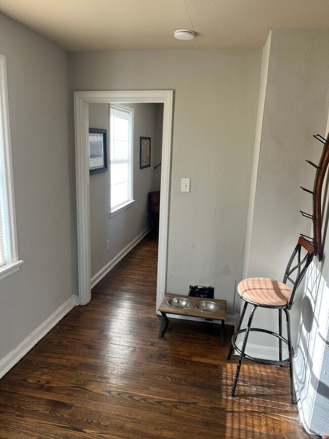 Building Photo - 2-bedroom 1 bath cottage