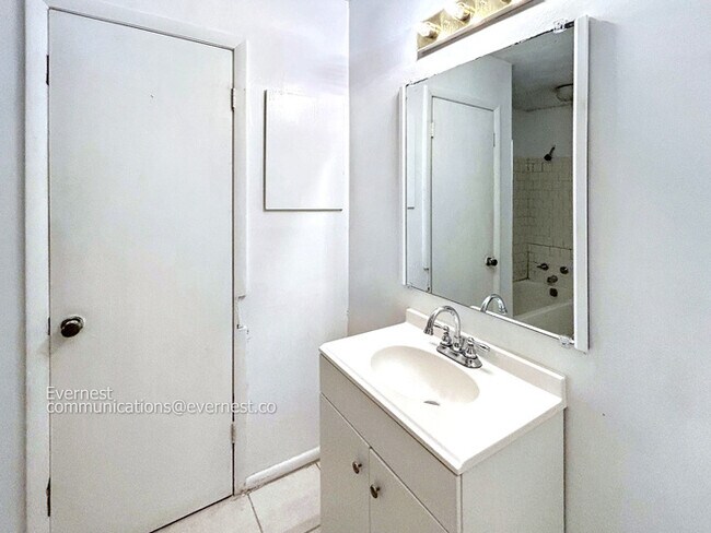 Building Photo - Charming 2-Bedroom Haven with Modern Comfo...