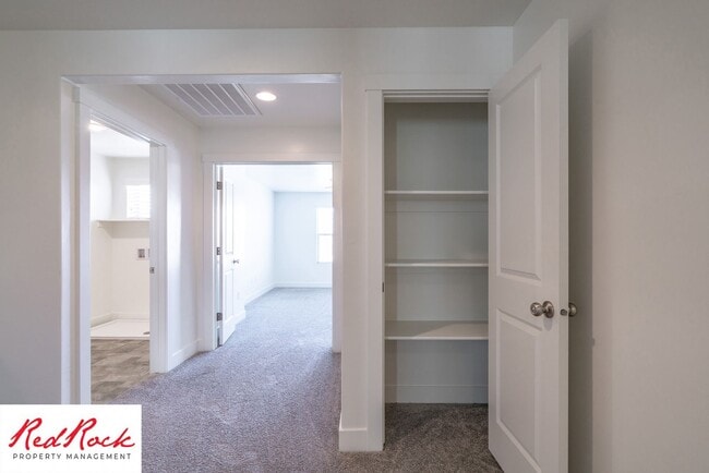 Building Photo - 4 Bed/2.5 Bath Townhome in Desert Bluff!